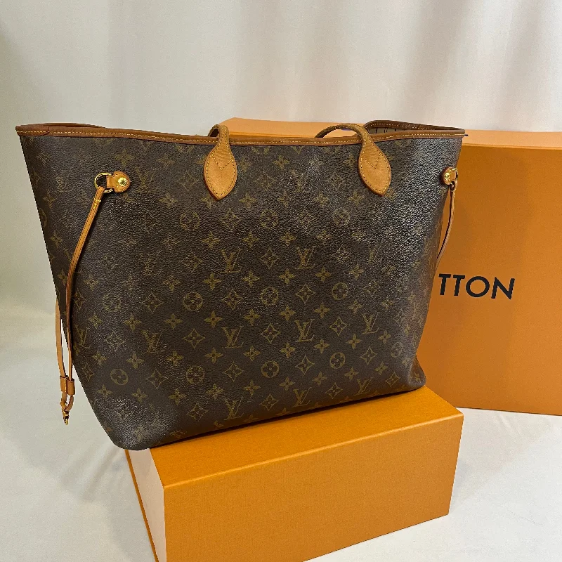 Louis Vuitton backpacks with a hidden back pocket for securityLouis Vuitton - sac Neverfull