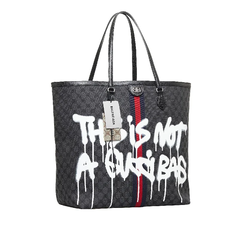 Balenciaga Le Cagole medium size with gold - tone chainsBalenciaga Le Cagole medium size with gold - tone chainsBalenciaga The Hacker Project Graffiti BB Supreme Tote (SHG-JqTi5J)