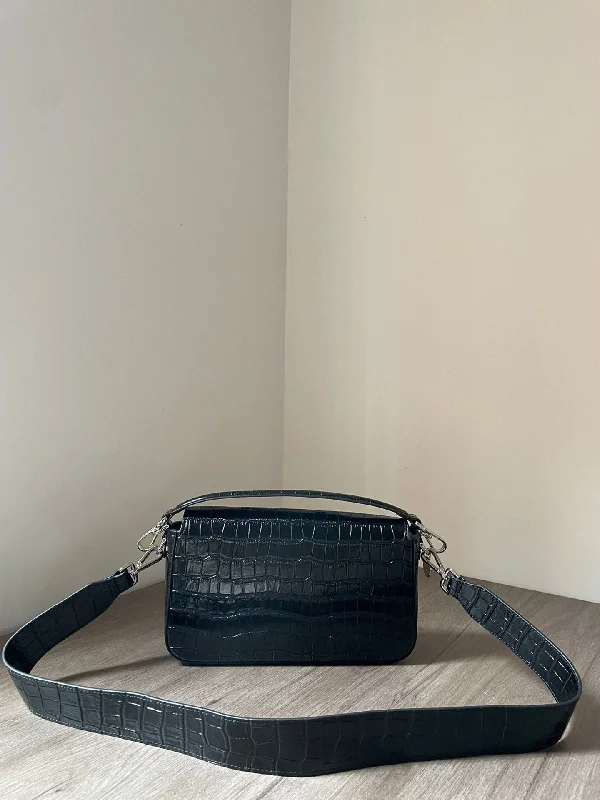 Fendi bags with a chain - link trim and a leather body for a modern and edgy lookWF -  Fendi Bag - 039