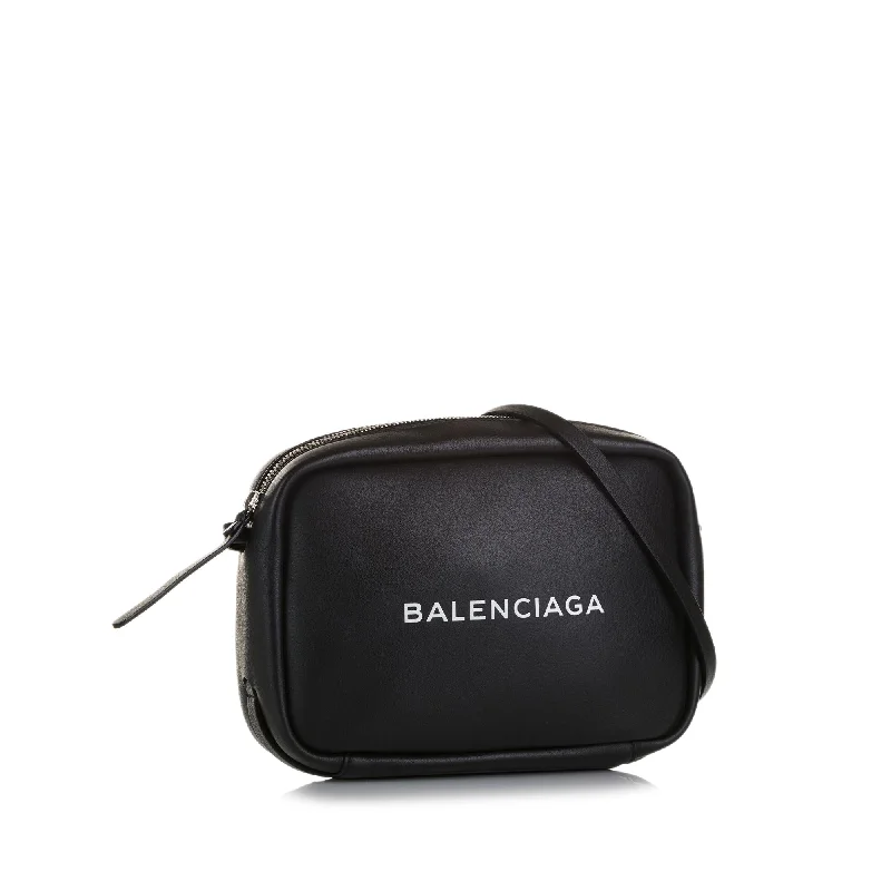 Balenciaga Neo Classic medium size with ribbed textureBalenciaga Neo Classic medium size with ribbed textureBalenciaga Everyday Camera Bag S (SHG-FiZIos)