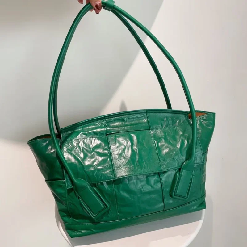 Bottega Veneta bags with contrast stitchingBottega Veneta Green BV Tote Large