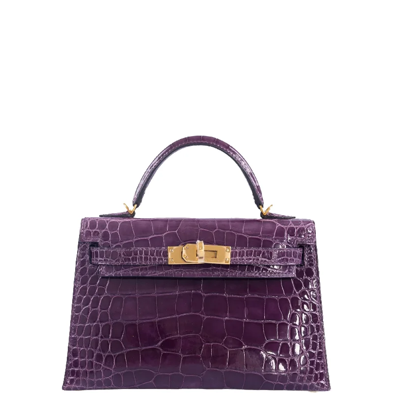 Hermès Kelly Bags with a quilted leather exterior for a luxurious feelHermès Mini Kelly 20 Cassis Shiny Alligator Gold Hardware